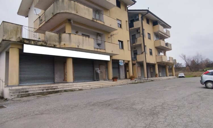 Locale commerciale- Via Mesca