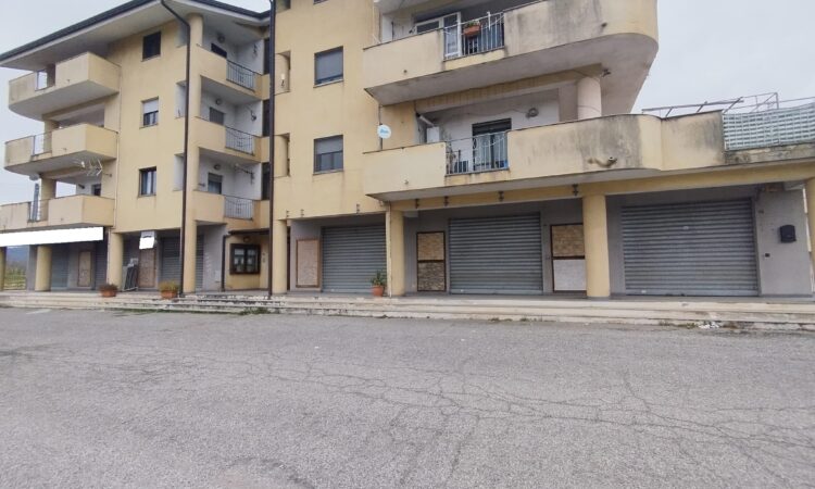Locale commerciale- Via Mesca